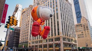 An inflatable Snoopy as an Artemis astronaut at Macy's Thanksgiving parade in 2022.