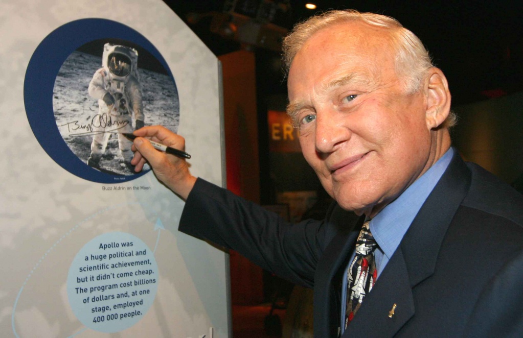 1024X0 95 3 C FFFFFF C393e7652b2a5c27257808e73e2148ab Buzz Apollo Autograph 2